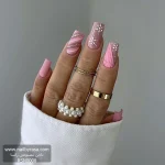 عکس ناخن مصنوعی طرح بافت و دانه برف زمستانی رنگ صورتی باربی و سفید فرم مربعی بلند مدل RSN0008 برند راسا