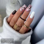 عکس ناخن مصنوعی طرح موج دار خطی رنگ شرابی زرشکی و سفید فرم مربعی بلند مدل RSN0010 برند راسا