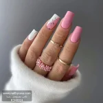 عکس ناخن مصنوعی طرح خالدار تخم بلدرچینی رنگ صورتی و سفید فرم مربعی مدل RSN0014 برند راسا