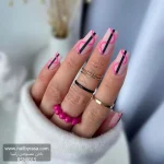 عکس ناخن مصنوعی طرح خطی هندسی با خط عمودی مشکی و موج صورتی نئونی مات فرم مربعی بلند مدل RSN0015 برند راسا