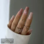 عکس ناخن مصنوعی طرح بافت برجسته پولیوری و دانه برف رنگ نود و کالباسی مات و براق فرم مربعی بلند مدل RSN0016 برند راسا