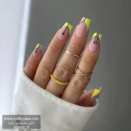 عکس ناخن مصنوعی طرح فرنچ هندسی و خطی رنگ زرد نئون مات با نگین نقره ای فرم مربعی بلند مدل RSN0018 برند راسا