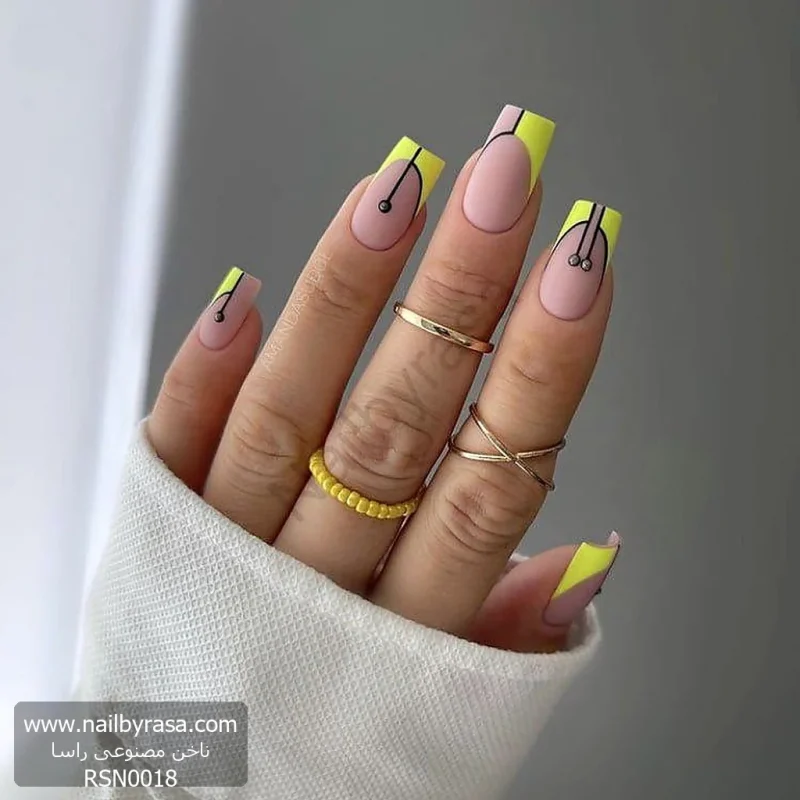 عکس ناخن مصنوعی طرح فرنچ هندسی و خطی رنگ زرد نئون مات با نگین نقره ای فرم مربعی بلند مدل RSN0018 برند راسا