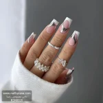 عکس ناخن مصنوعی طرح فرنچ سفید با خطوط کروم نقره ای متالیک و موج دار فرم مربعی بلند مدل RSN0020 برند راسا