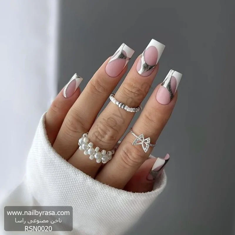 عکس ناخن مصنوعی طرح فرنچ سفید با خطوط کروم نقره ای متالیک و موج دار فرم مربعی بلند مدل RSN0020 برند راسا
