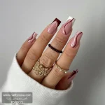 عکس ناخن مصنوعی طرح موج دار و انتزاعی رنگ زرشکی شرابی و سفید براق فرم مربعی بلند مدل RSN0021 برند راسا