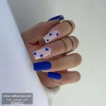 عکس ناخن مصنوعی طرح قلب آبی و خال سفید با رنگ آبی کاربنی مات فرم مربعی بلند مدل RSN0022 برند راسا