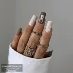 عکس ناخن مصنوعی طرح خطی و موج دار انتزاعی رنگ مشکی و نود مات فرم مربعی بلند مدل RSN0025 برند راسا