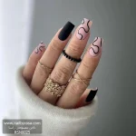 عکس ناخن مصنوعی طرح خطی و موج دار انتزاعی رنگ مشکی و نود مات فرم مربعی بلند مدل RSN0025 برند راسا