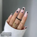 عکس ناخن مصنوعی طرح عنکبوت سیاه برجسته با زمینه صورتی پاستلی مات فرم مربعی بلند مدل RSN0028 برند راسا