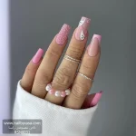 عکس ناخن مصنوعی طرح روح و شبح سفید و تار عنکبوت با رنگ صورتی مات و براق فرم مربعی بلند مدل RSN0031 برند راسا