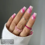 عکس ناخن مصنوعی طرح سنگ مرمر و آبرنگی رنگ صورتی و سفید با ورق طلا براق فرم مربعی بلند مدل RSN0034 برند راسا