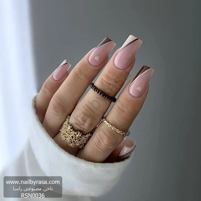 عکس ناخن مصنوعی طرح فرنچ کج و مدرن رنگ قهوه ای شکلاتی و سفید با قلب کوچک فرم مربعی بلند مدل RSN0036 برند راسا