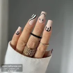 عکس ناخن مصنوعی طرح عروسک وودو با چشم های ضربدری و دوخت مشکی و طرح ریزش رنگ مات فرم مربعی بلند مدل RSN0037 برند راسا