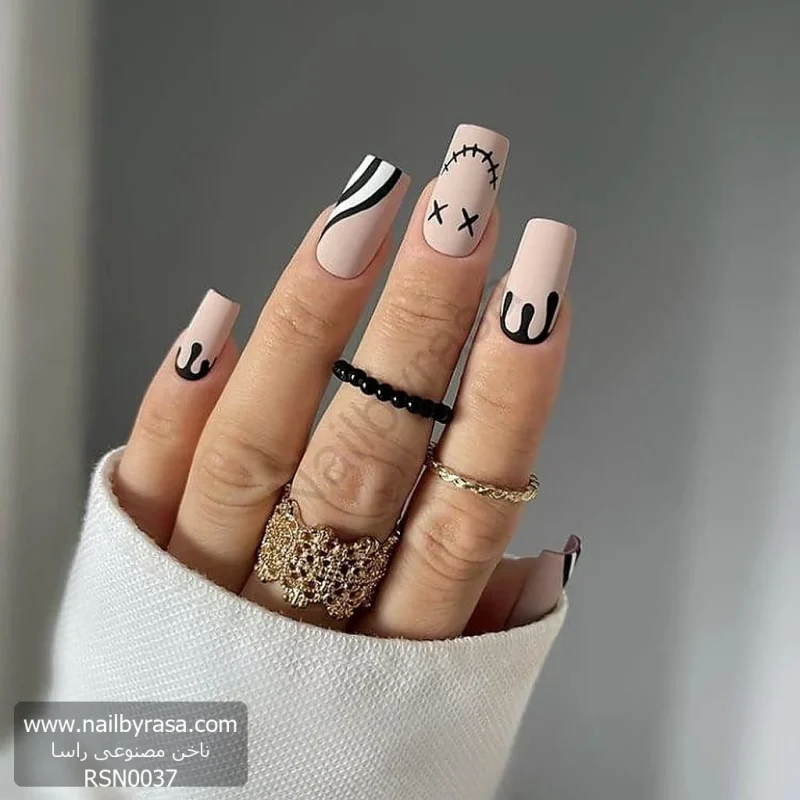 عکس ناخن مصنوعی طرح عروسک وودو با چشم های ضربدری و دوخت مشکی و طرح ریزش رنگ مات فرم مربعی بلند مدل RSN0037 برند راسا