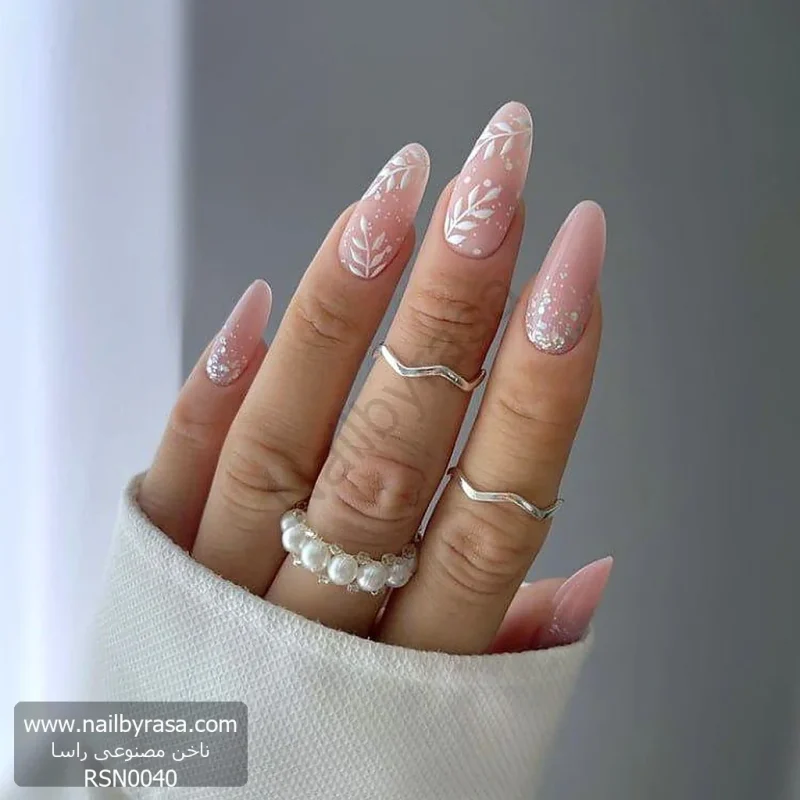 عکس ناخن مصنوعی طرح برگ سفید و اکلیل نقره ای با بیس صورتی نود براق فرم بادامی و گرد مدل RSN0040 برند راسا