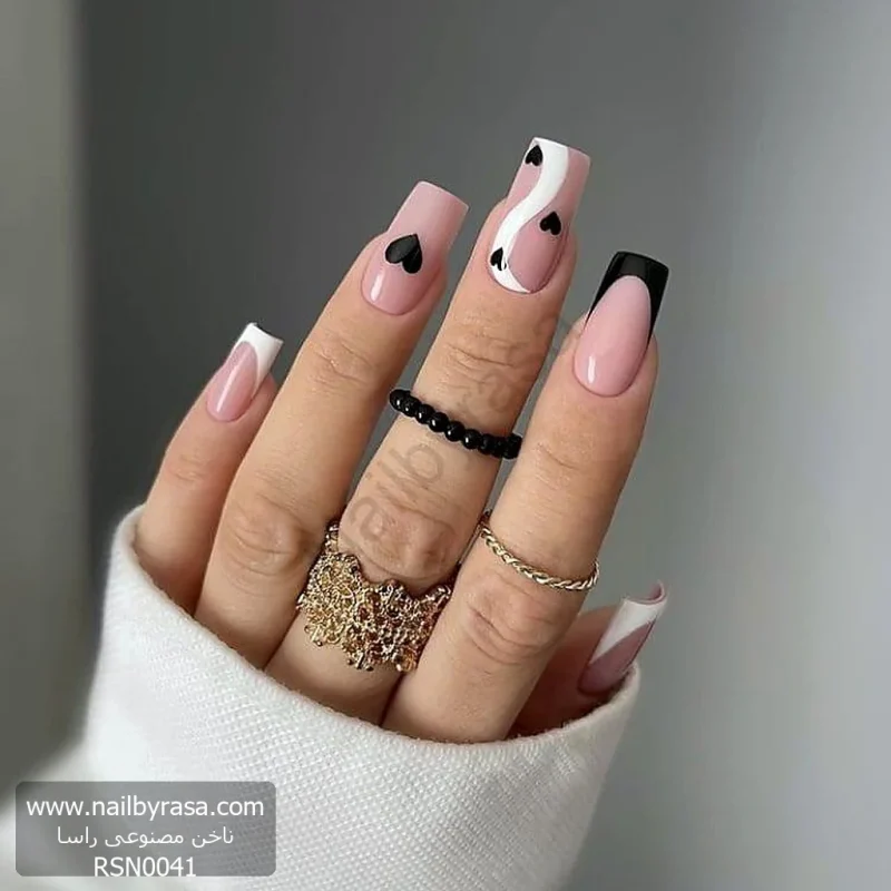 عکس ناخن مصنوعی طرح قلب های مشکی ریز با خط موج دار سفید و فرنچ مشکی روی بیس نود صورتی فرم مربعی بلند مدل RSN0041 برند راسا