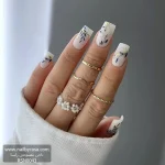 عکس ناخن مصنوعی طرح برگ سرمه ای تیره و ورق طلا روی زمینه سفید شیری میلکی فرم مربعی بلند مدل RSN0043 برند راسا