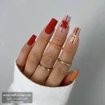 عکس ناخن مصنوعی طرح برگ پاییزی افرا قرمز و طلایی با خطوط مشکی هندسی روی زمینه نود مات فرم مربعی بلند مدل RSN0044 برند راسا