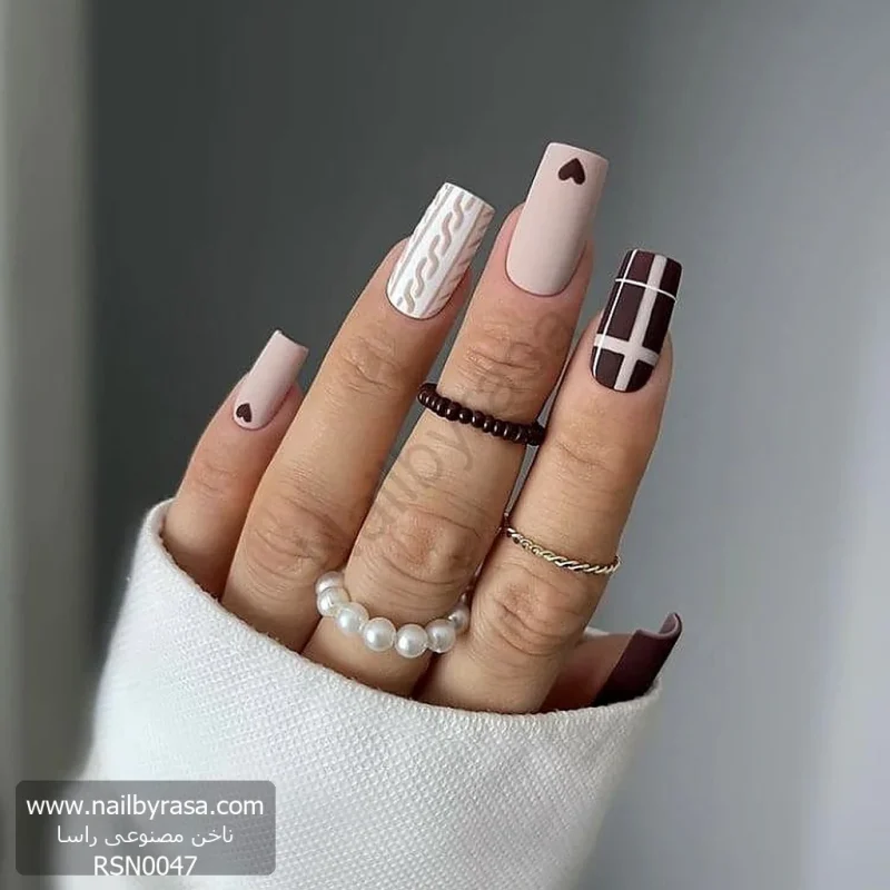 عکس ناخن مصنوعی طرح بافت پولیوری برجسته و چهارخانه قهوه ای با قلب ریز مینیمال مات فرم مربعی بلند مدل RSN0047 برند راسا
