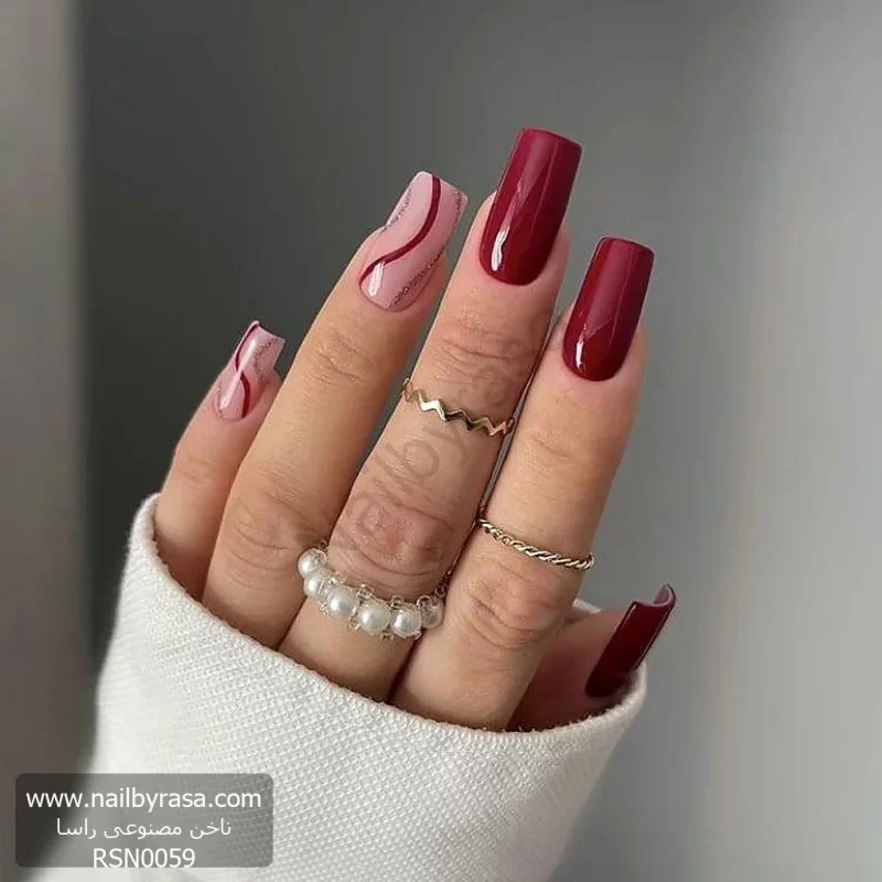 عکس ناخن مصنوعی طرح خطوط موج دار زرشکی روی زمینه نود و ناخن تک رنگ قرمز شرابی براق فرم مربعی بلند مدل RSN0059 برند راسا