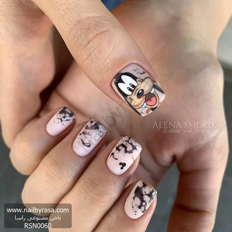 عکس ناخن مصنوعی طرح کارتونی گوفی دیزنی و لکه های سیاه آبرنگی روی زمینه نود مات فرم مربعی کوتاه مدل RSN0060 برند راسا