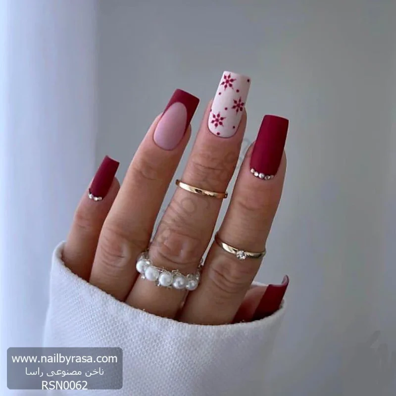 عکس ناخن مصنوعی طرح دانه برف قرمز و فرنچ زرشکی مات با نگین در ریشه فرم مربعی بلند مدل RSN0062 برند راسا