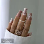 عکس ناخن مصنوعی طرح شیرینی زنجبیلی و بافتنی برجسته با دانه برف سفید روی زمینه قهوه ای نسکافه‌ای مات فرم مربعی بلند مدل RSN0063 برند راسا