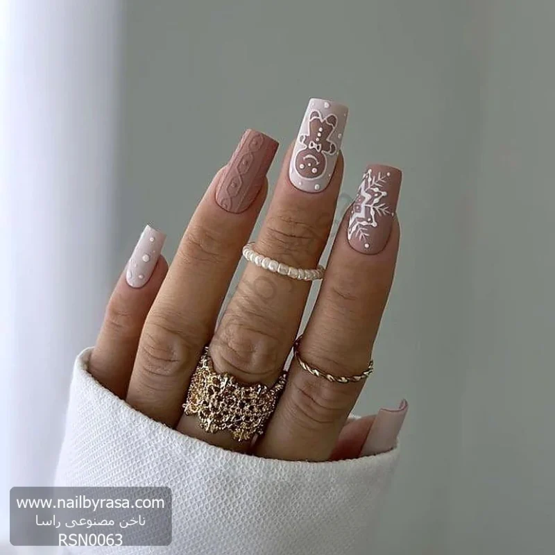 عکس ناخن مصنوعی طرح شیرینی زنجبیلی و بافتنی برجسته با دانه برف سفید روی زمینه قهوه ای نسکافه‌ای مات فرم مربعی بلند مدل RSN0063 برند راسا