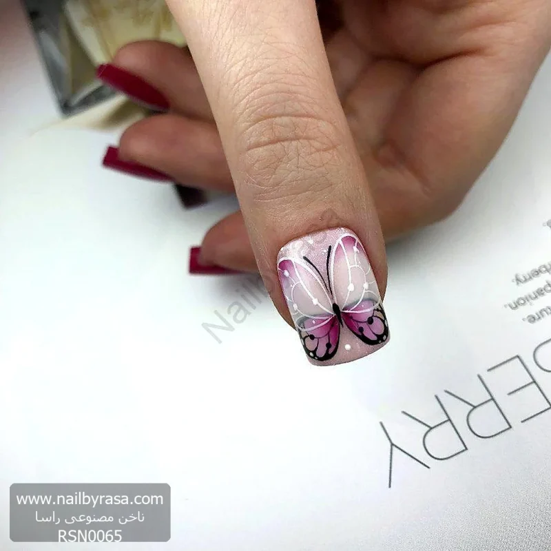 عکس ناخن مصنوعی طرح پروانه بنفش و سفید نقاشی شده روی زمینه اکلیلی براق فرم مربعی کوتاه مدل RSN0065 برند راسا