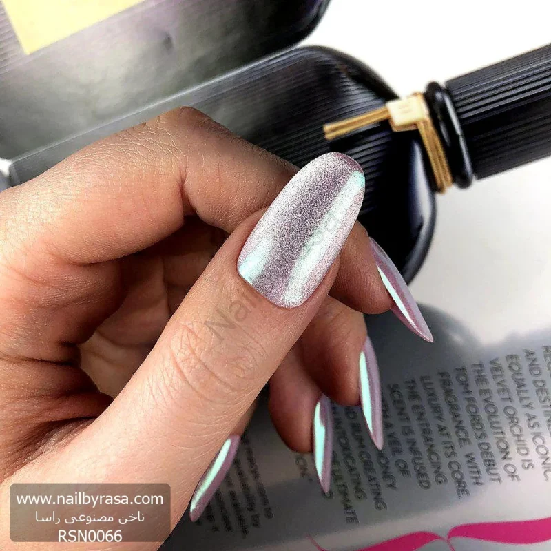 عکس ناخن مصنوعی طرح کروم هولوگرافیک نقره‌ای و صورتی هفت رنگ شاین دار فرم بادامی تیز بلند مدل RSN0066 برند راسا