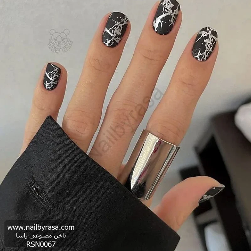 عکس ناخن مصنوعی طرح سنگ مرمر مشکی و رگه های نقره ای کروم مات فرم مربعی کوتاه مدل RSN0067 برند راسا