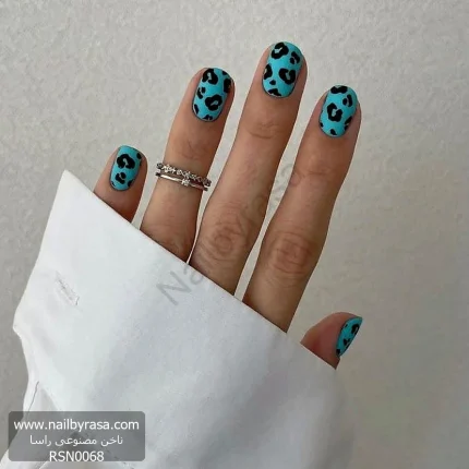 عکس ناخن مصنوعی طرح پوست پلنگی با زمینه آبی فیروزه‌ای و لکه‌های مشکی مات فرم مربعی کوتاه مدل RSN0068 برند راسا