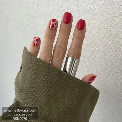 عکس ناخن مصنوعی طرح پوست گاوی قرمز و صورتی فانتزی با ناخن تک رنگ قرمز براق فرم مربعی کوتاه مدل RSN0070 برند راسا