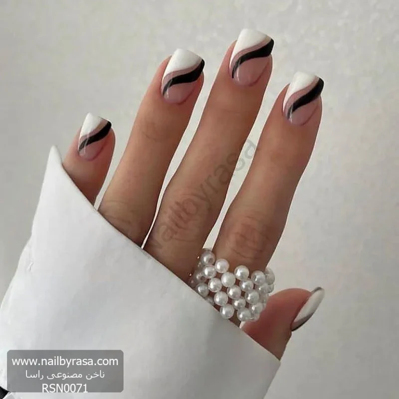 عکس ناخن مصنوعی طرح خطوط موج دار سفید و مشکی انتزاعی روی زمینه نود براق فرم مربعی کوتاه مدل RSN0071 برند راسا
