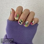 عکس ناخن مصنوعی طرح نقاشی گرافیتی رنگی با نوشته I'M OK و شکلک گل و چشم روی زمینه سفید آبرنگی فرم مربعی کوتاه مدل RSN0073 برند راسا