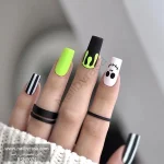 عکس ناخن مصنوعی طرح هالووین اسلایم سبز نئون و خطوط راه راه بیتل جوس با صورت بخیه ای جک اسکلینگتون مات فرم مربعی بلند مدل RSN0074 برند راسا