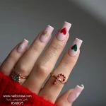 عکس ناخن مصنوعی طرح قلب های رنگی قرمز و سبز و طلایی کریسمسی روی زمینه نود مات فرم مربعی بلند مدل RSN0075 برند راسا