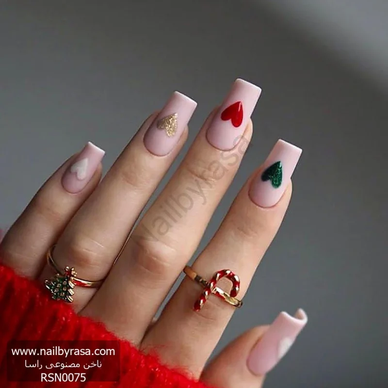 عکس ناخن مصنوعی طرح قلب های رنگی قرمز و سبز و طلایی کریسمسی روی زمینه نود مات فرم مربعی بلند مدل RSN0075 برند راسا