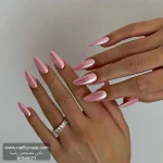 عکس ناخن مصنوعی کروم صورتی متالیک و براق با افکت آینه ای فرم بادامی بلند مدل RSN0077 برند راسا