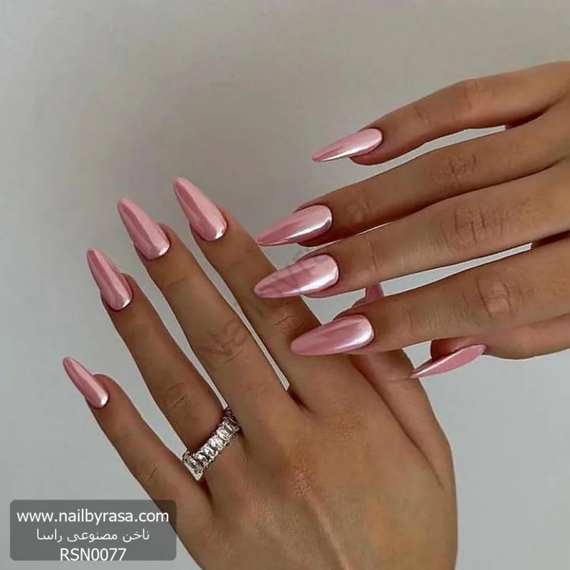 عکس ناخن مصنوعی کروم صورتی متالیک و براق با افکت آینه ای فرم بادامی بلند مدل RSN0077 برند راسا