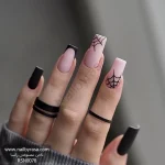 عکس ناخن مصنوعی طرح تار عنکبوت و فرنچ مشکی روی زمینه نود مات با ناخن های تک رنگ مشکی فرم مربعی بلند مدل RSN0078 برند راسا