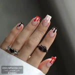 عکس ناخن مصنوعی طرح ریزش قطره ای خون و رنگ قرمز مشکی و سفید روی زمینه نود مات فرم مربعی مدل RSN0081 برند راسا