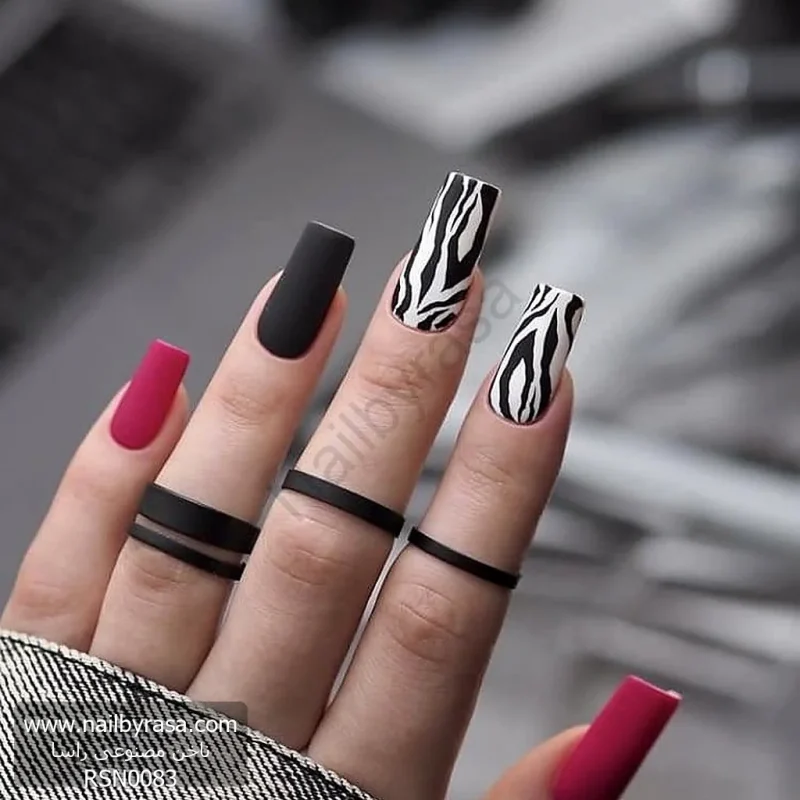 عکس ناخن مصنوعی طرح انیمال پرینت گورخری راه راه سفید و مشکی با ناخن های تک رنگ سرخابی و مشکی مات فرم مربعی بلند مدل RSN0083 برند راسا