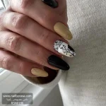 ناخن مصنوعی راسا مدل مشکی کرمی طرح مینیمال