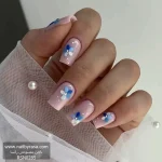 ناخن مصنوعی راسا طرح گل بابونه آبی رنگ بیس هلویی