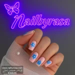 ناخن مصنوعی راسا طرح گل بابونه آبی رنگ بیس هلویی