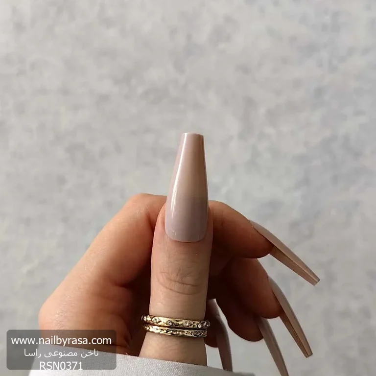ناخن مصنوعی رنگی ساده راسا رنگ کرمی گلدانی بلند براق