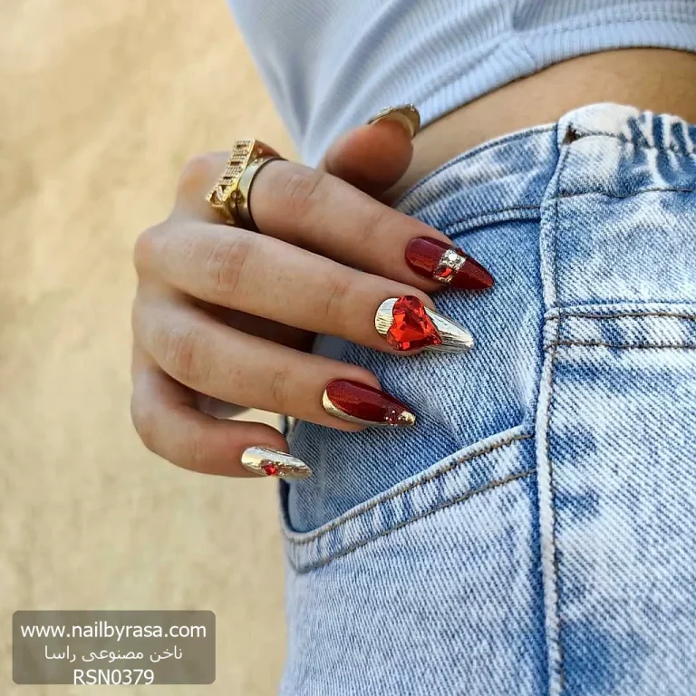 قلب قرمز با ورق طلا