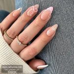 ناخن مصنوعی زمستانی طرح برف و پاپیون برجسته هلویی